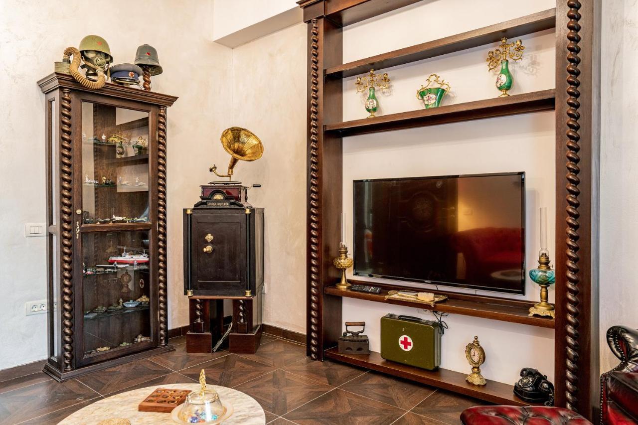 Private Museum Apartment With Antique Decor Бухарест Экстерьер фото