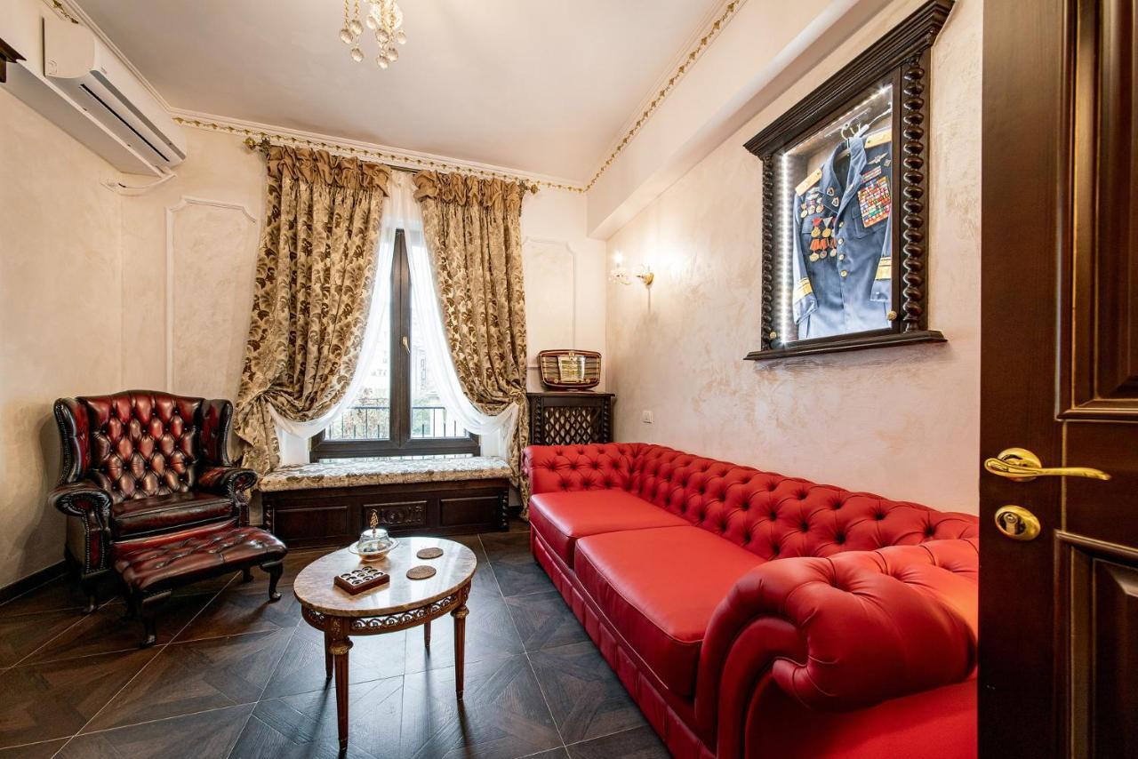 Private Museum Apartment With Antique Decor Бухарест Экстерьер фото