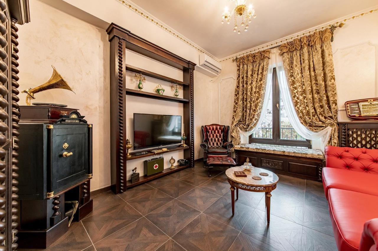Private Museum Apartment With Antique Decor Бухарест Экстерьер фото