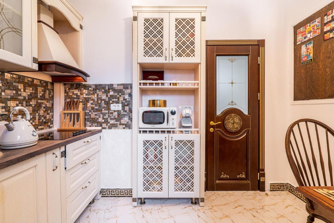 Private Museum Apartment With Antique Decor Бухарест Экстерьер фото